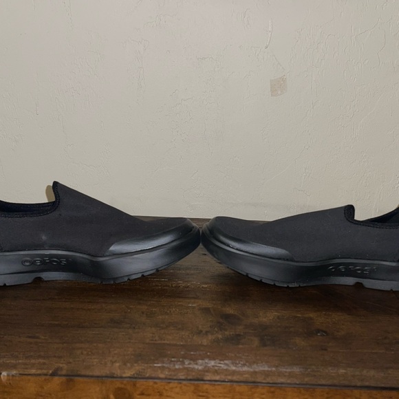 Black size 10 OOFOS slip on - Picture 4 of 8